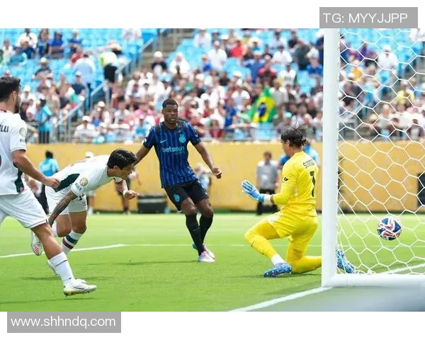 篮球场上的足球明星如何在多元运动中展现卓越才能与魅力